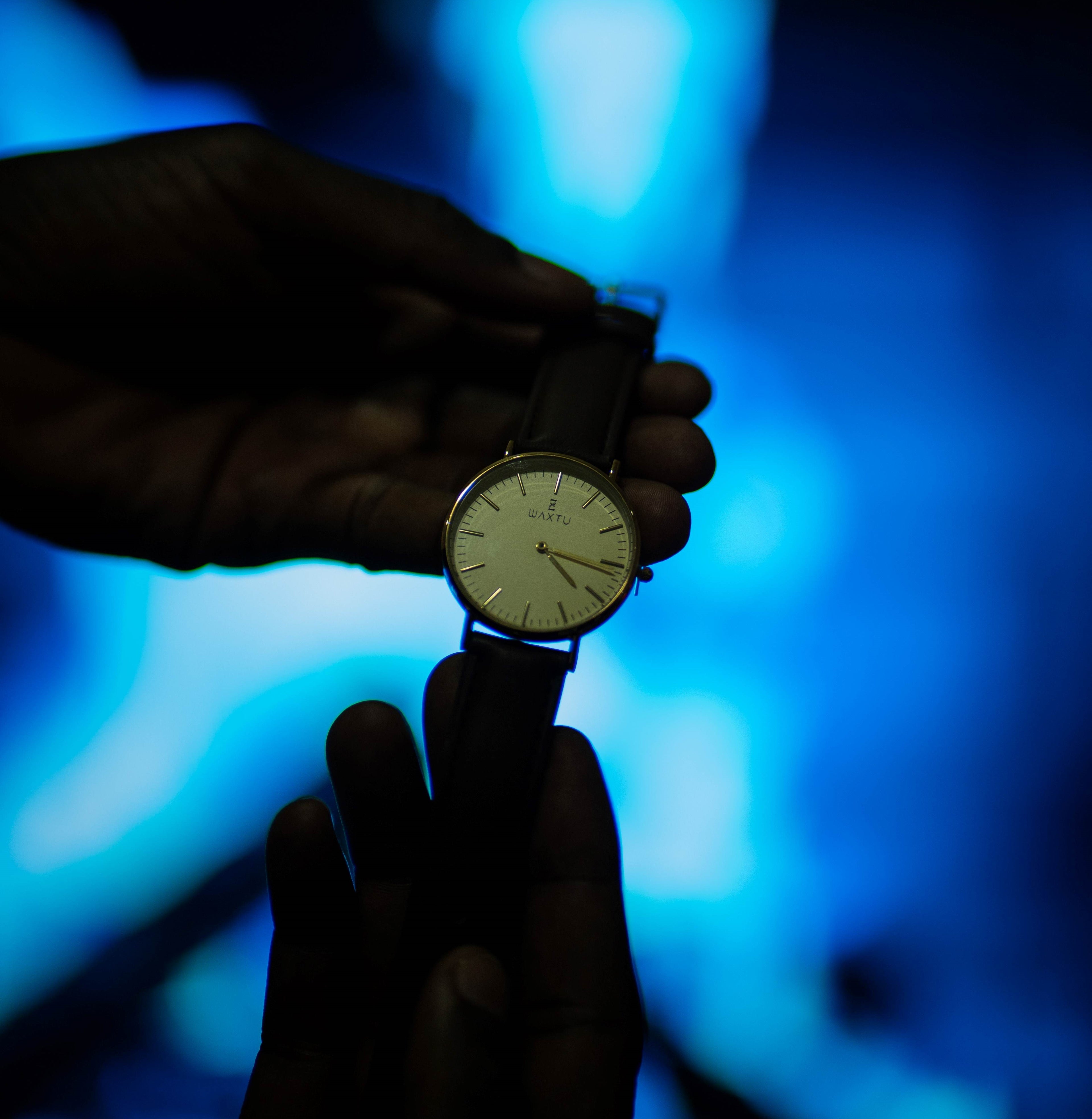 Montre Cuir noir / Fond blanc